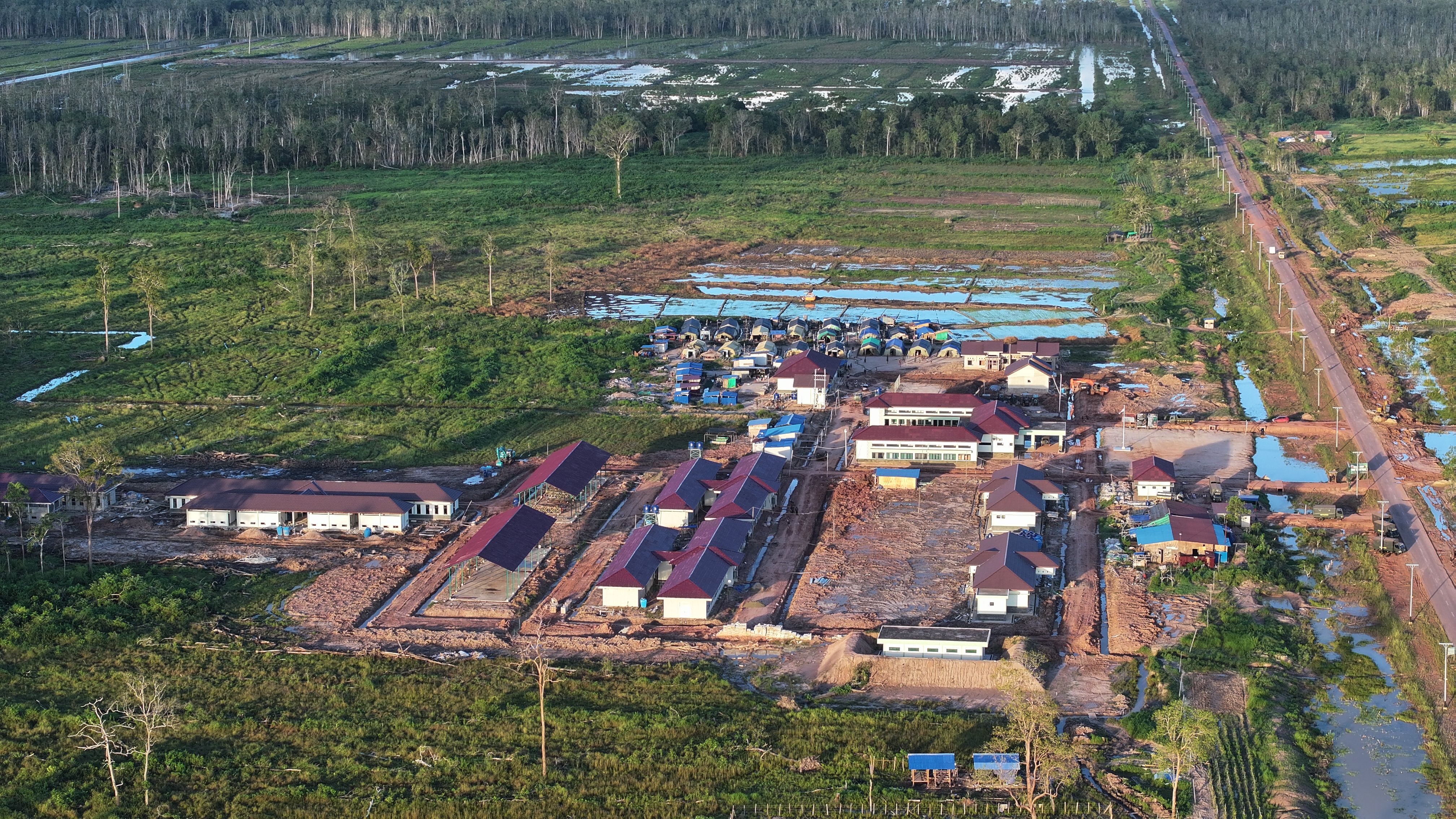 food estate foto 6 Batalyon Infanteri Teritorial Pembangunan (Yonif TP) 818/Yuboi di Desa Sermayam Indah, Distrik Jagebob, Kabupaten Merauke, Papua Barat Daya. Dianggap sebagai batalyon pertanian, karena selain dibentuk di dalam area juga batalyon merupakan pelaksana PSN Food Estate Merauke. Direkam dari titik 140°35′58,60″E, 8°16′58,11″S. Foto: Auriga Nusantara 6 April 2026