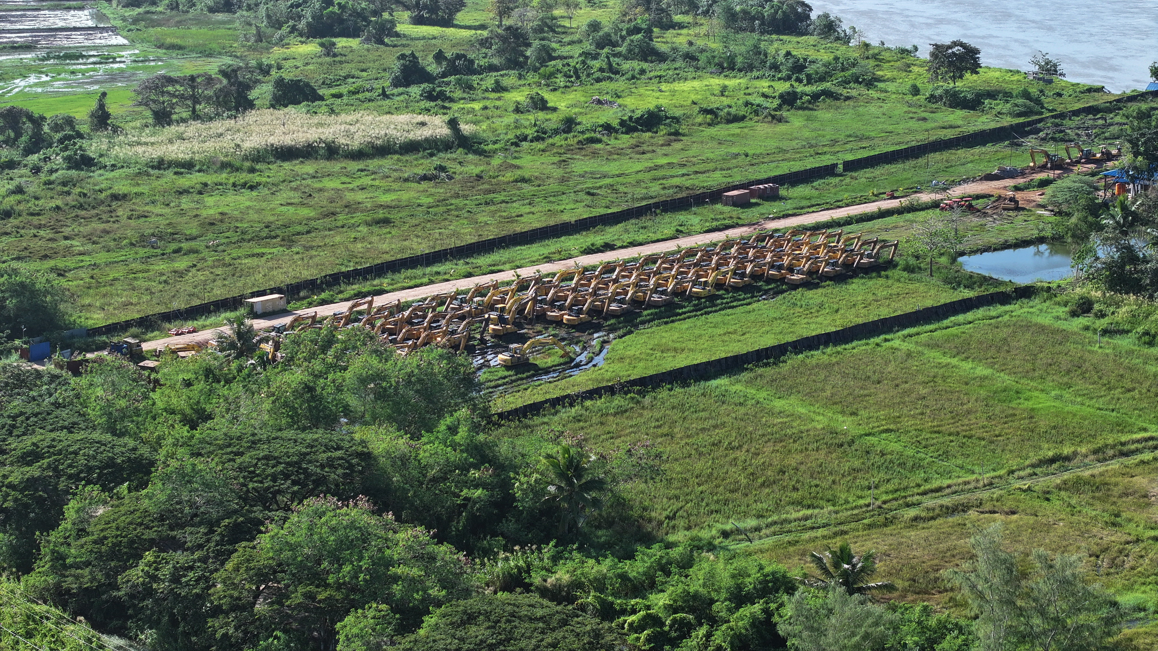 food estate foto 8 Puluhan ekskavator yang disediakan untuk melakukan pembabatan hutan dan ekosistem alami hingga pembersihan lahan dalam area PSN Food Estate Merauke. Direkam dari titik 140°22′42,98″E, 8°26′10,47″S. Foto: Auriga Nusantara, 7 Mei 2026.