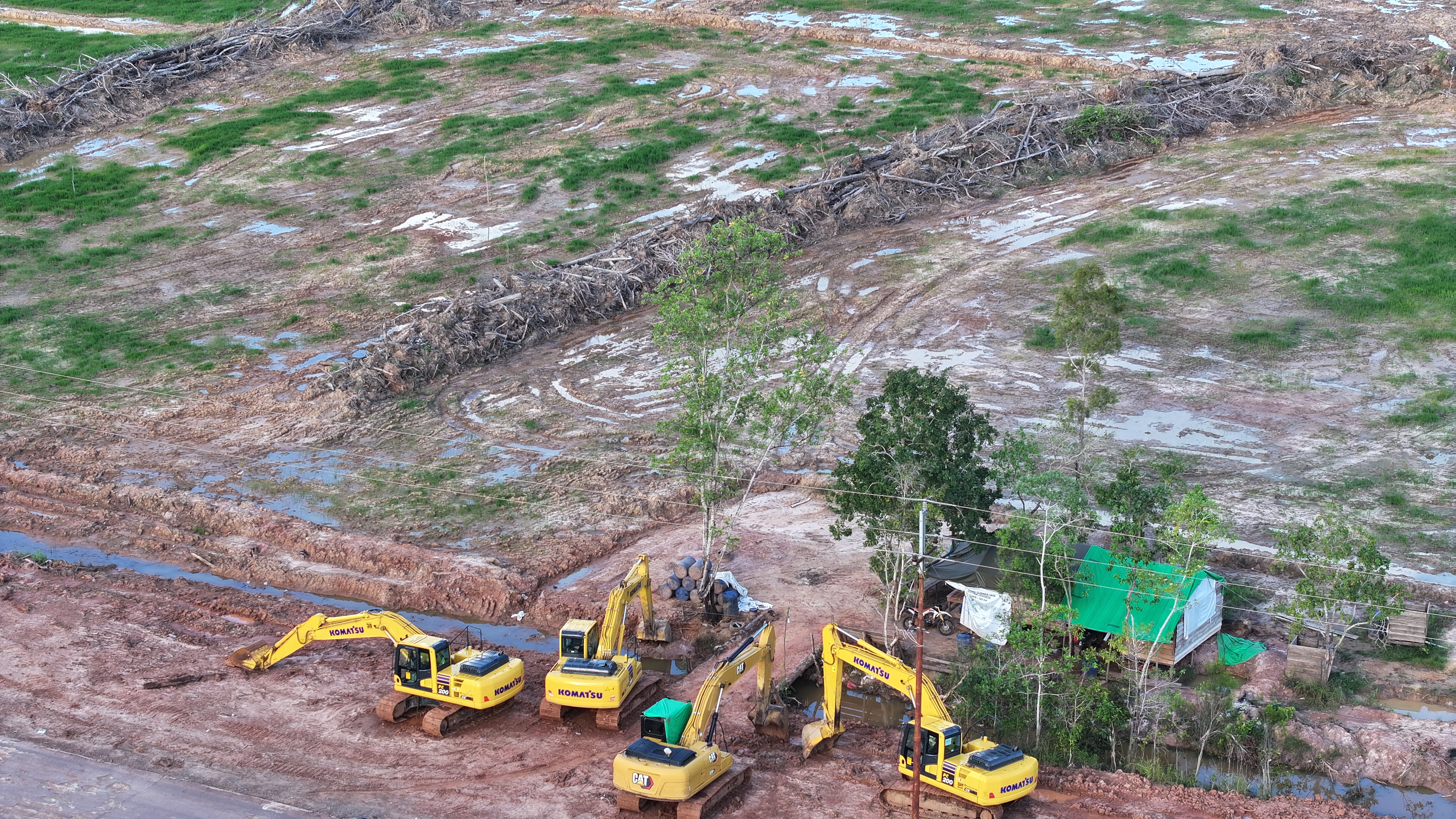 food estate foto 5 Ekskavator yang sedang melakukan pembersihan lahan dalam area PSN Food Estate Merauke. Direkam dari titik 140°45′25,62″E, 8°12′37,87″S. Foto: Auriga Nusantara 5 Mei 2026.